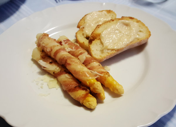 White asparagus with bacon